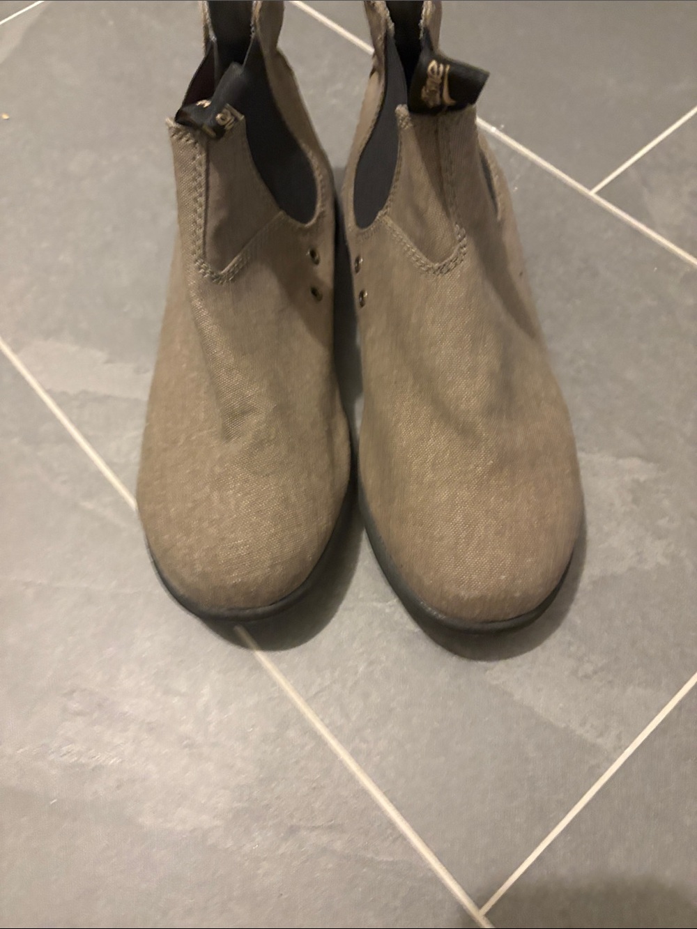 Canvas active series, khaki blundstones